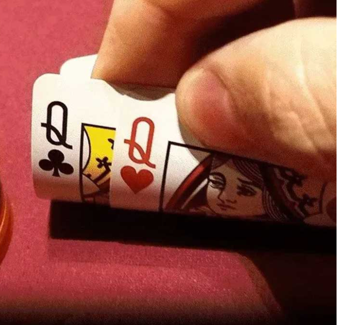 “德州扑克技巧：双重策略解析”